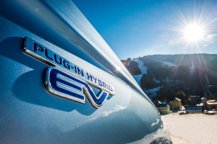  Mitsubishi Outlander PHEV 2012 года  (фото 39 из 48)